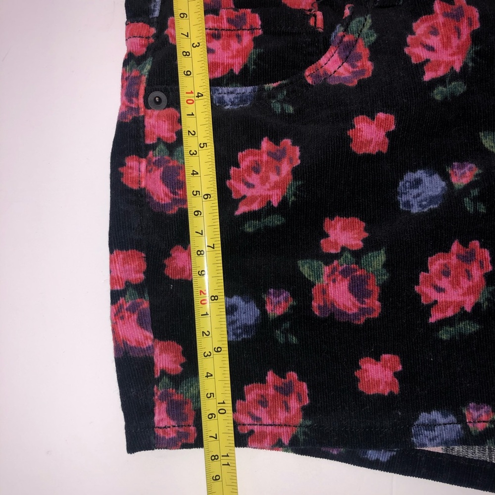 Forever 21 Red Roses Shorts Size 27 - Picture 7 of 7